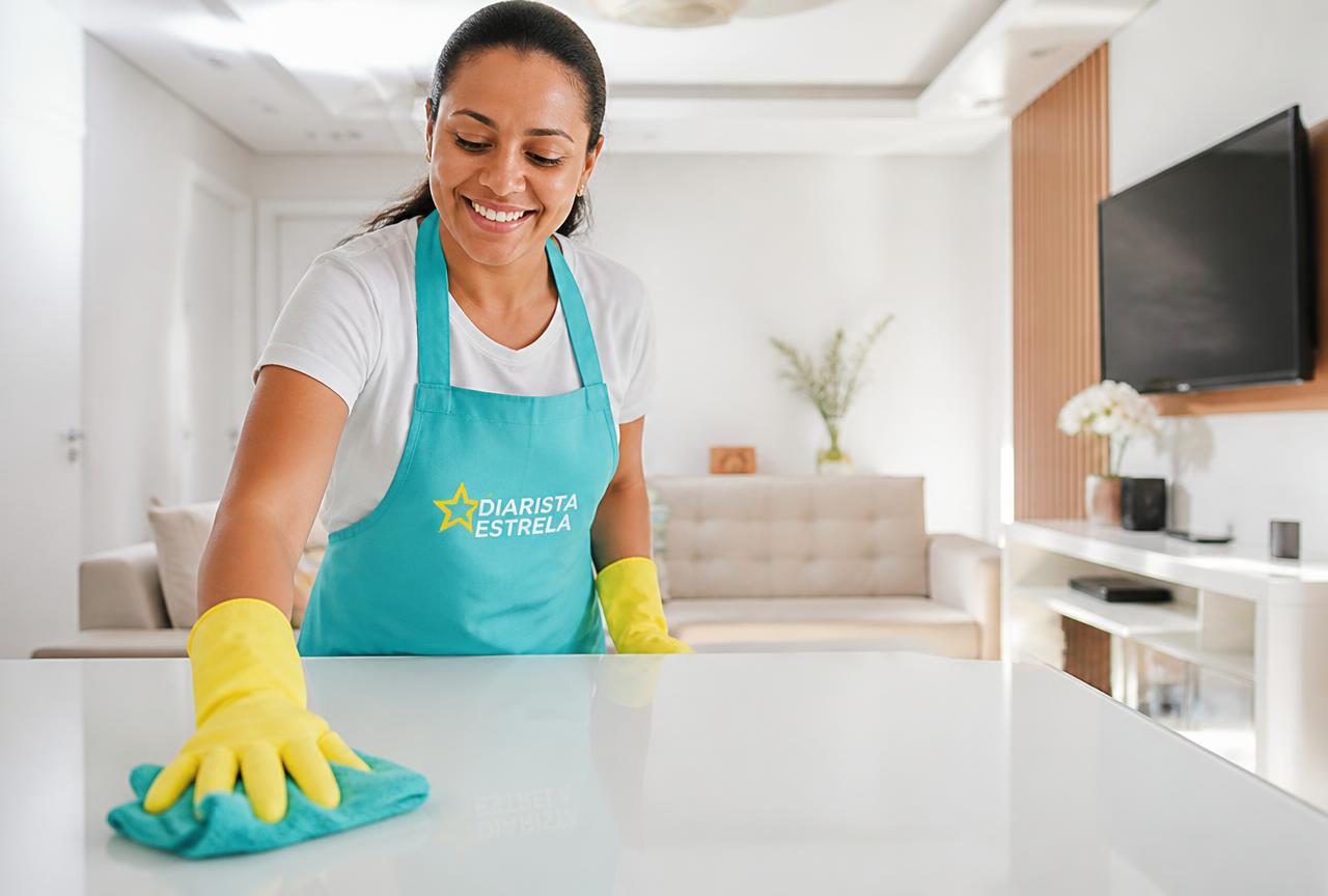 Faxina residencial — equipe Diarista Estrela em uniforme azul tiffany
